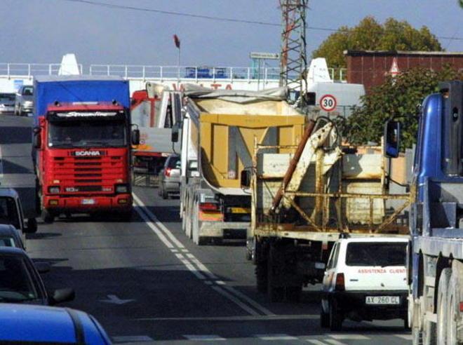 «Troppi rumori e vibrazioni non si dorme, crepe in casa»