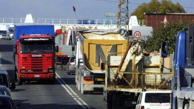 «Troppi rumori e vibrazioni non si dorme, crepe in casa»