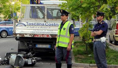 Moto contro camion fermo, muore a 19 anni 