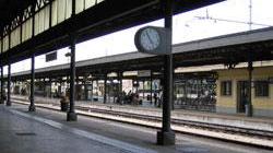 Stazione, anziano in stato confusionale vaga sui binari