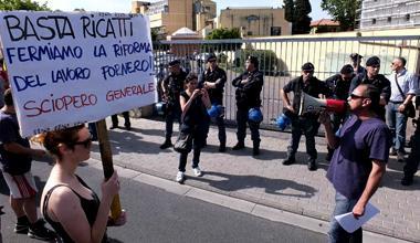 Blitz antagonista contro la riforma del governo 