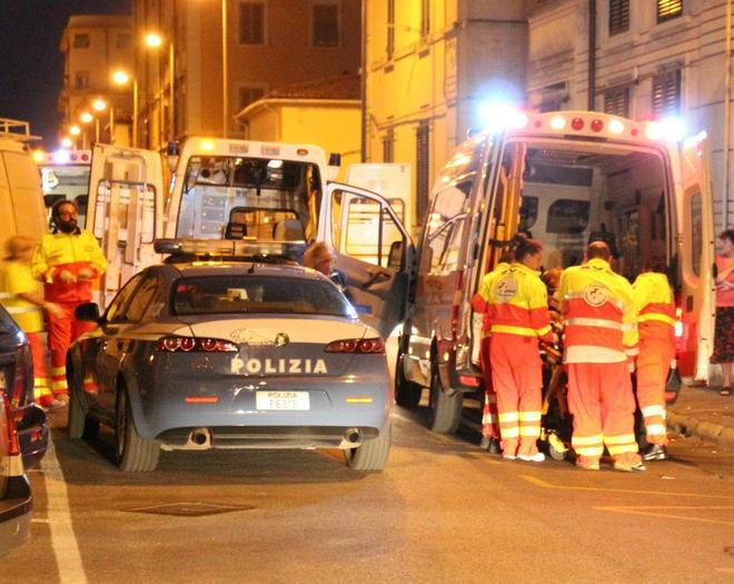 Rissa nel palazzo: giovane lancia bottiglia ad anziano, tre feriti 