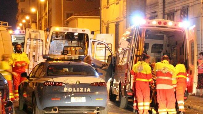 Rissa nel palazzo: giovane lancia bottiglia ad anziano, tre feriti