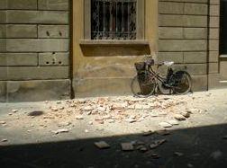 Cornicione sul marciapiede dramma sfiorato in centro 