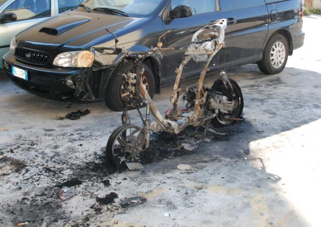 Rubano il motorino a un operaio romeno e lo incendiano