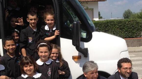 Latignano, bambini in festa per il nuovo pulmino