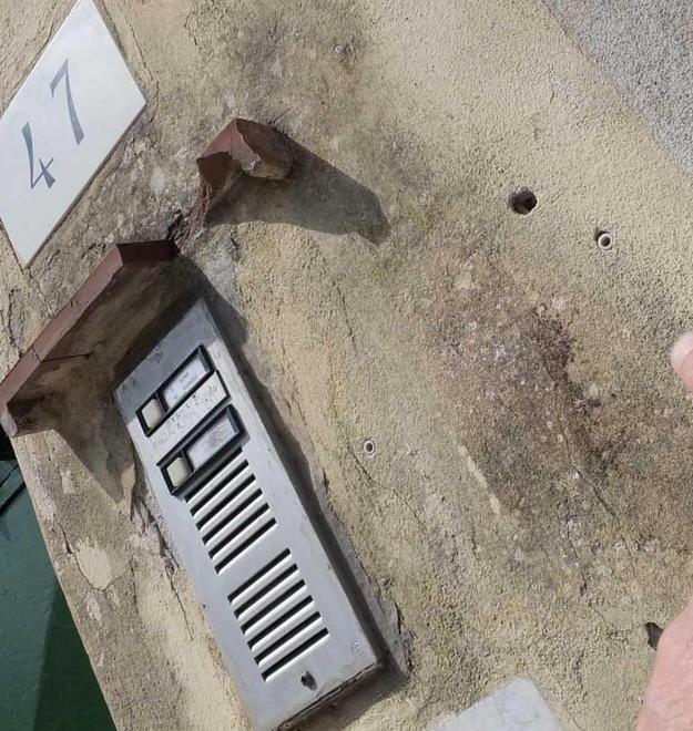 Rubata la targa dei circolo degli atei Il presidente: siamo vittime di vandalismi