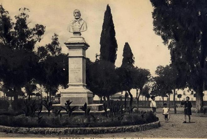 Garibaldi e una statua che cade a pezzi