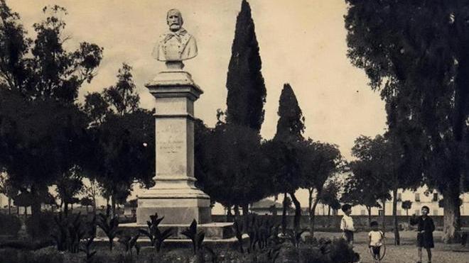 Garibaldi e una statua che cade a pezzi