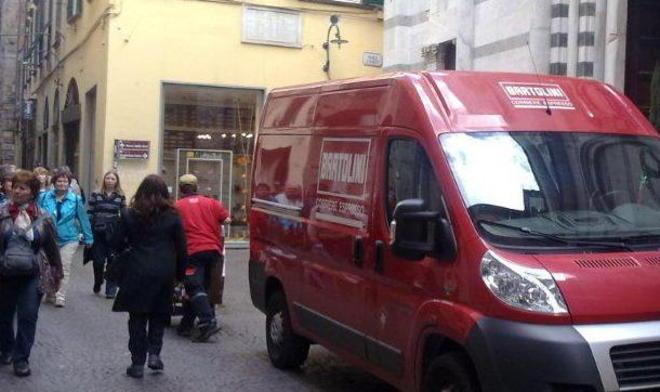 Ztl, meno furgoni in Fillungo 
