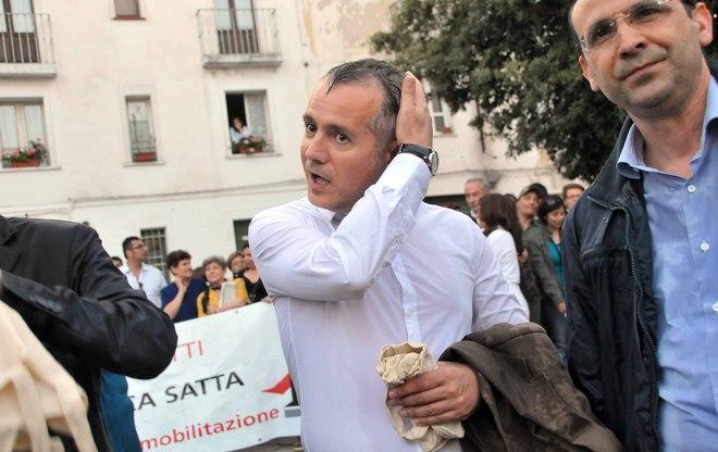 Fois: «Bruciare i libri, che cretinata» 