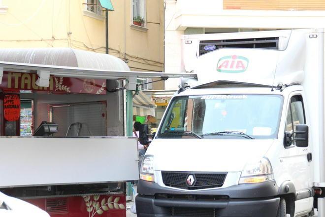 Camion travolge banco del pane al Mercato, commessa ferita 