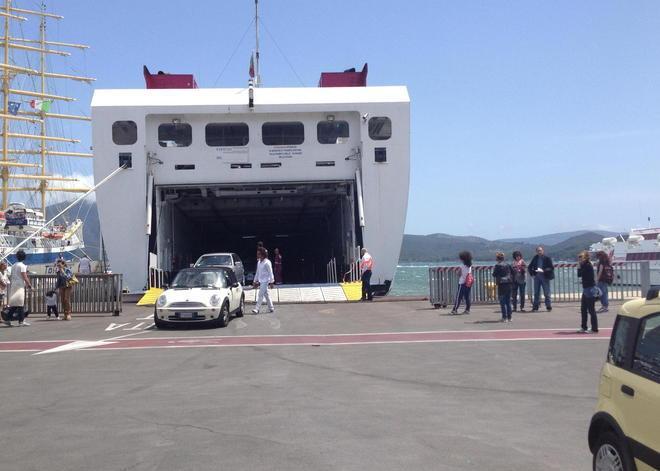 Elba, la nave discussa fallisce il debutto 