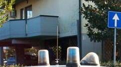 Blitz all’alba nel residence fermati 8 trans clandestini