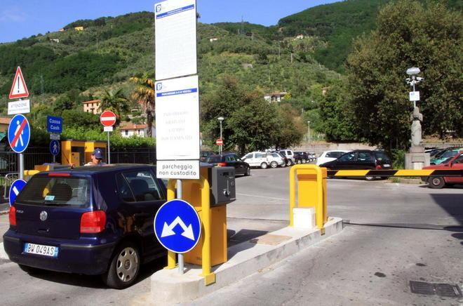Sbarra giù al parcheggio ma ancora non si paga 