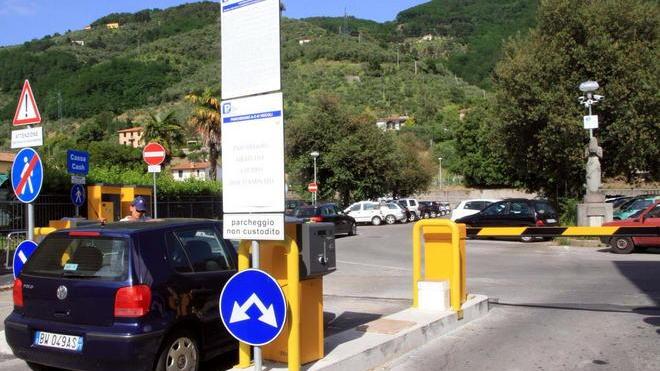 Sbarra giù al parcheggio ma ancora non si paga