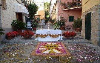 Marina di Campo si veste di colori per “l’infiorata” 