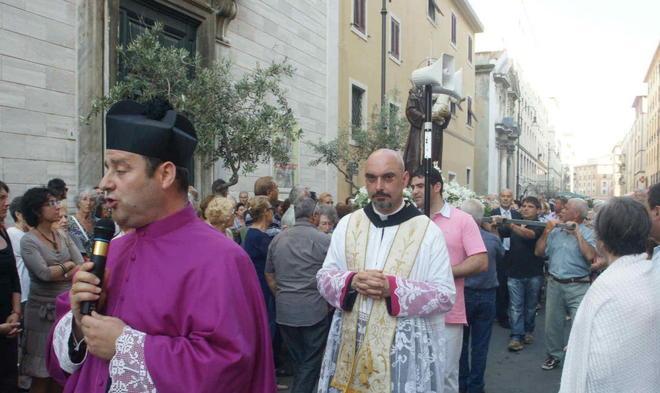 La processione sfila senza vigili al Ponte