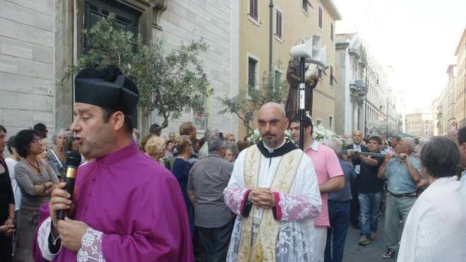 La processione sfila senza vigili al Ponte