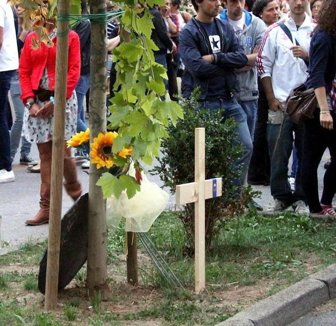 Un corteo di dolore e una preghiera «Addio Lorenzo»