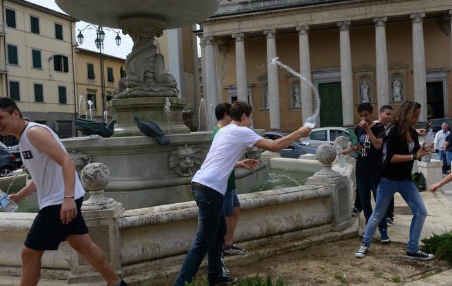 L’ultimo giorno di scuola salutato con i gavettoni