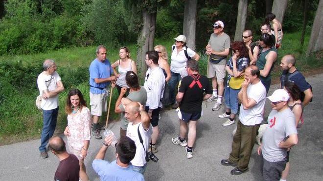 A passeggio nel verde per sfogare la rabbia contro sabbia e ghiaia