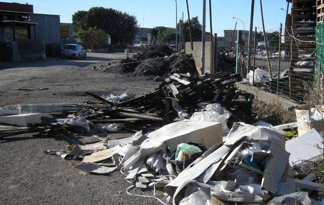 Nove mesi dopo i rifiuti restano lì 