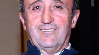 Liscio e partite a carte: è guerra ai Saggi