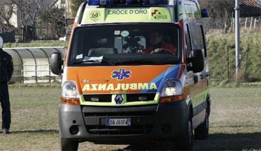 Rischia di affogare nella Peugeot fuori strada 