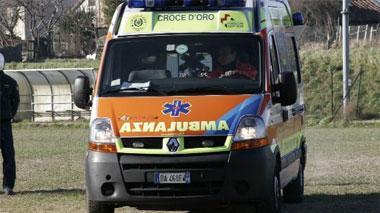 Rischia di affogare nella Peugeot fuori strada