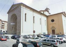 Bimbe disturbano la messa, un uomo percuote le madri 