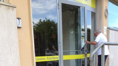 Pensionato aggredito da un cane fuori dalle Poste