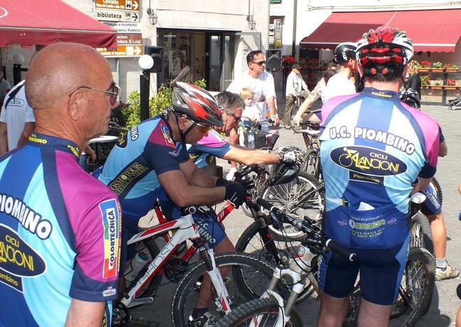 Un minuto di silenzio per il ciclista morto sulla 398 