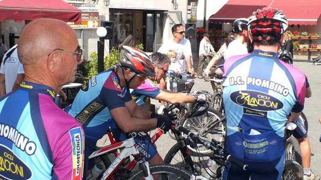 Un minuto di silenzio per il ciclista morto sulla 398