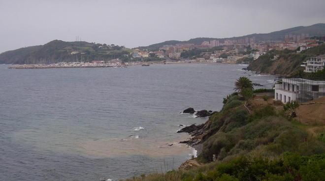 Il mare diventa marrone sotto il cantiere 