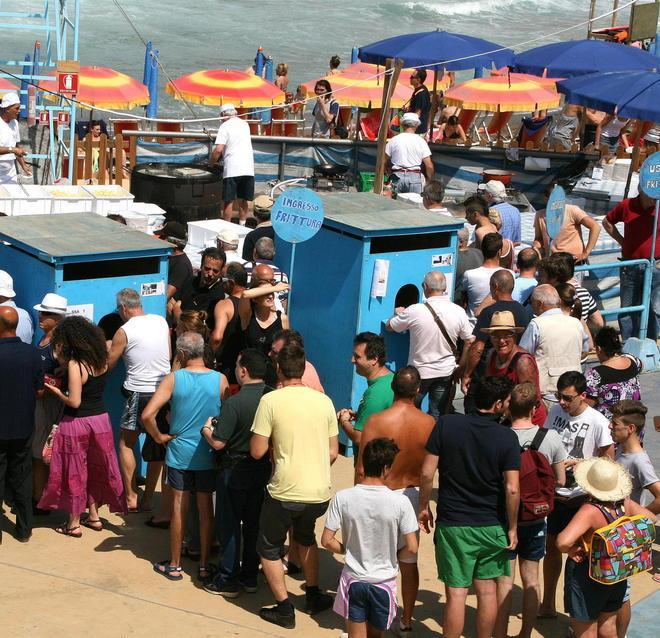 Tutti in fila alla Festa del pesce 