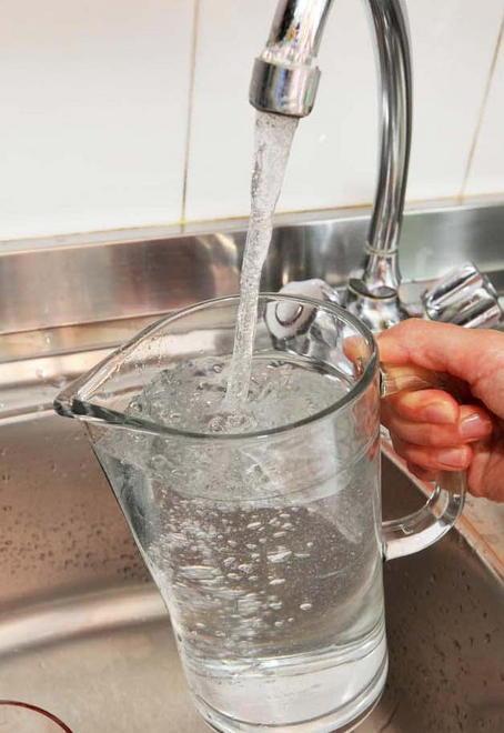 Bollette «pazze» cartella dell’acqua da 4800 euro 