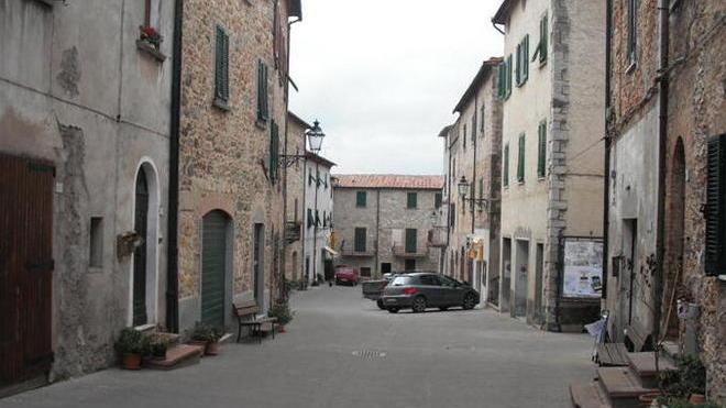 Giù dalle scale, per una notte intera resta ferita a terra