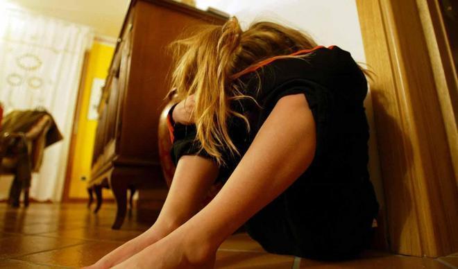 Violentava la figlia 16enne: arresto choc a Bozzano 