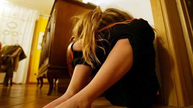 Violentava la figlia 16enne: arresto choc a Bozzano