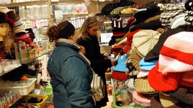 Prodotti cosmetici sequestrati in negozi parrucchieri cinesi