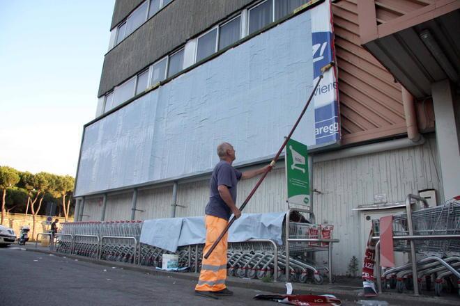 Strage, rimossi i manifesti pubblicitari della polemica 