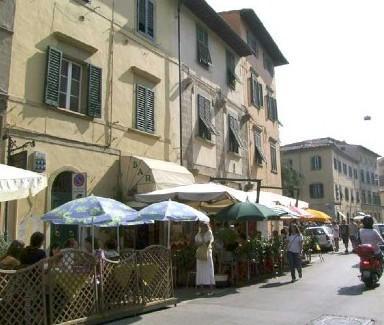 Appello dei commercianti «Trattenete gli studenti» 