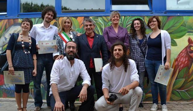 La scuola d’infanzia su tutta la facciata ha un grande bosco 