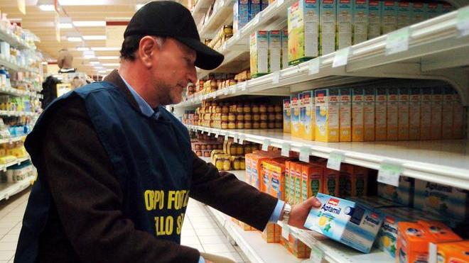 Sequestrati cibi scaduti nel negozio di prodotti bio