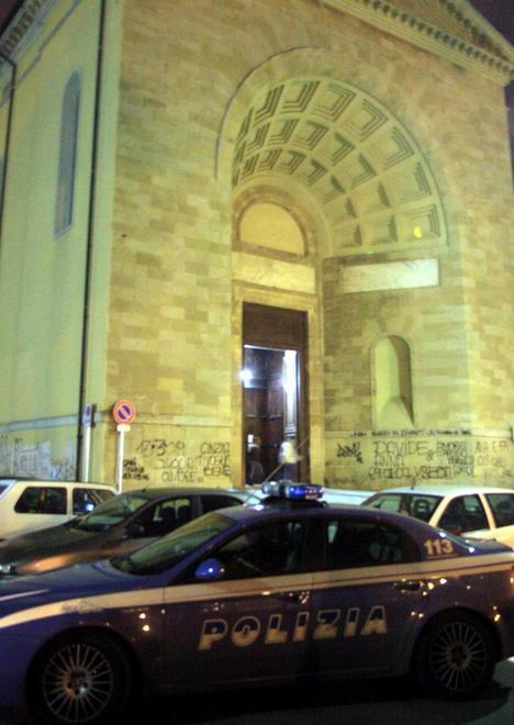 Spinte e schiaffi durante la messa 