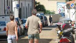 Rottame di motorino abbandonato in via dell’Olmo