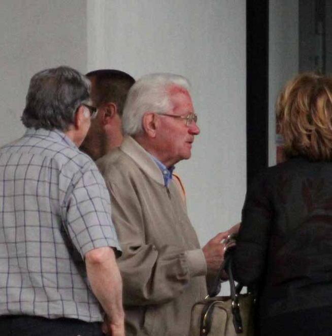 Don Peretti assolto dall’accusa di molestie sessuali su due prostitute di 15 anni I suoi parrocchiani esultano alla lettura della sentenza. «Sono commosso»