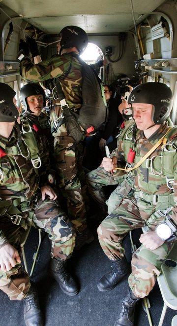 I militari piegano male il paracadute, dovranno ripagarlo 