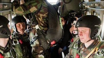 I militari piegano male il paracadute, dovranno ripagarlo
